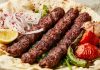 Türkiye’nin en önemli gastronomi değerlerinden biri olan Adana Kebap, yıllardır geleneksel tarifleriyle sofralarda yer alırken son dönemde değişen restoran anlayışıyla birlikte farklı sunum teknikleriyle de dikkat çekmeye başladı. Özellikle sosyal medya kullanımının artması, restoranların görsel açıdan daha dikkat çekici tabaklar hazırlamasına neden oldu. Böylece klasik kebap kültürü korunurken modern gastronomi dünyasına uygun yeni sunum trendleri ortaya çıktı. Konulu bir haber görseli.