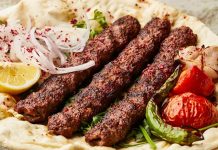 Türkiye’nin en önemli gastronomi değerlerinden biri olan Adana Kebap, yıllardır geleneksel tarifleriyle sofralarda yer alırken son dönemde değişen restoran anlayışıyla birlikte farklı sunum teknikleriyle de dikkat çekmeye başladı. Özellikle sosyal medya kullanımının artması, restoranların görsel açıdan daha dikkat çekici tabaklar hazırlamasına neden oldu. Böylece klasik kebap kültürü korunurken modern gastronomi dünyasına uygun yeni sunum trendleri ortaya çıktı. Konulu bir haber görseli.