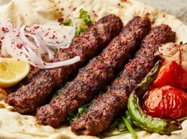 Türkiye’nin en önemli gastronomi değerlerinden biri olan Adana Kebap, yıllardır geleneksel tarifleriyle sofralarda yer alırken son dönemde değişen restoran anlayışıyla birlikte farklı sunum teknikleriyle de dikkat çekmeye başladı. Özellikle sosyal medya kullanımının artması, restoranların görsel açıdan daha dikkat çekici tabaklar hazırlamasına neden oldu. Böylece klasik kebap kültürü korunurken modern gastronomi dünyasına uygun yeni sunum trendleri ortaya çıktı. Konulu bir haber görseli.