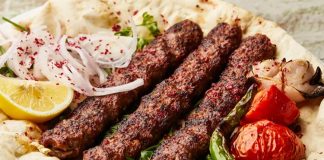 Türkiye’nin en önemli gastronomi değerlerinden biri olan Adana Kebap, yıllardır geleneksel tarifleriyle sofralarda yer alırken son dönemde değişen restoran anlayışıyla birlikte farklı sunum teknikleriyle de dikkat çekmeye başladı. Özellikle sosyal medya kullanımının artması, restoranların görsel açıdan daha dikkat çekici tabaklar hazırlamasına neden oldu. Böylece klasik kebap kültürü korunurken modern gastronomi dünyasına uygun yeni sunum trendleri ortaya çıktı. Konulu bir haber görseli.