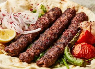 Türkiye’nin en önemli gastronomi değerlerinden biri olan Adana Kebap, yıllardır geleneksel tarifleriyle sofralarda yer alırken son dönemde değişen restoran anlayışıyla birlikte farklı sunum teknikleriyle de dikkat çekmeye başladı. Özellikle sosyal medya kullanımının artması, restoranların görsel açıdan daha dikkat çekici tabaklar hazırlamasına neden oldu. Böylece klasik kebap kültürü korunurken modern gastronomi dünyasına uygun yeni sunum trendleri ortaya çıktı. Konulu bir haber görseli.