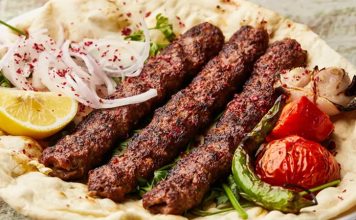 Türkiye’nin en önemli gastronomi değerlerinden biri olan Adana Kebap, yıllardır geleneksel tarifleriyle sofralarda yer alırken son dönemde değişen restoran anlayışıyla birlikte farklı sunum teknikleriyle de dikkat çekmeye başladı. Özellikle sosyal medya kullanımının artması, restoranların görsel açıdan daha dikkat çekici tabaklar hazırlamasına neden oldu. Böylece klasik kebap kültürü korunurken modern gastronomi dünyasına uygun yeni sunum trendleri ortaya çıktı. Konulu bir haber görseli.