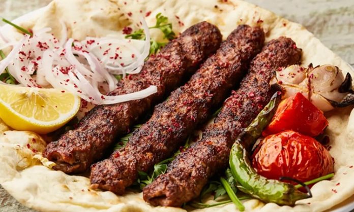 Türkiye’nin en önemli gastronomi değerlerinden biri olan Adana Kebap, yıllardır geleneksel tarifleriyle sofralarda yer alırken son dönemde değişen restoran anlayışıyla birlikte farklı sunum teknikleriyle de dikkat çekmeye başladı. Özellikle sosyal medya kullanımının artması, restoranların görsel açıdan daha dikkat çekici tabaklar hazırlamasına neden oldu. Böylece klasik kebap kültürü korunurken modern gastronomi dünyasına uygun yeni sunum trendleri ortaya çıktı. Konulu bir haber görseli.