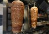 Türkiye’nin en sevilen lezzetleri arasında yer alan Döner ve Kebap, yıllardır restoran sektörünün en güçlü iki alanı olarak dikkat çekiyor. Her iki yemek türü de hem yerel tüketiciler hem de yabancı turistler tarafından yoğun ilgi görürken restoranlar arasında önemli bir rekabet ortamı oluşturuyor. Özellikle büyük şehirlerde artan restoran sayısı, döner ve kebap işletmelerinin müşteri çekebilmek için farklı stratejiler geliştirmesine neden oluyor. Konulu bir haber görseli.