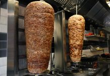 Türkiye’nin en sevilen lezzetleri arasında yer alan Döner ve Kebap, yıllardır restoran sektörünün en güçlü iki alanı olarak dikkat çekiyor. Her iki yemek türü de hem yerel tüketiciler hem de yabancı turistler tarafından yoğun ilgi görürken restoranlar arasında önemli bir rekabet ortamı oluşturuyor. Özellikle büyük şehirlerde artan restoran sayısı, döner ve kebap işletmelerinin müşteri çekebilmek için farklı stratejiler geliştirmesine neden oluyor. Konulu bir haber görseli.