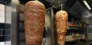 Türkiye’nin en sevilen lezzetleri arasında yer alan Döner ve Kebap, yıllardır restoran sektörünün en güçlü iki alanı olarak dikkat çekiyor. Her iki yemek türü de hem yerel tüketiciler hem de yabancı turistler tarafından yoğun ilgi görürken restoranlar arasında önemli bir rekabet ortamı oluşturuyor. Özellikle büyük şehirlerde artan restoran sayısı, döner ve kebap işletmelerinin müşteri çekebilmek için farklı stratejiler geliştirmesine neden oluyor. Konulu bir haber görseli.