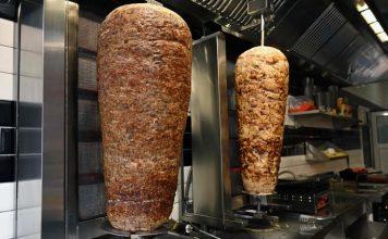 Türkiye’nin en sevilen lezzetleri arasında yer alan Döner ve Kebap, yıllardır restoran sektörünün en güçlü iki alanı olarak dikkat çekiyor. Her iki yemek türü de hem yerel tüketiciler hem de yabancı turistler tarafından yoğun ilgi görürken restoranlar arasında önemli bir rekabet ortamı oluşturuyor. Özellikle büyük şehirlerde artan restoran sayısı, döner ve kebap işletmelerinin müşteri çekebilmek için farklı stratejiler geliştirmesine neden oluyor. Konulu bir haber görseli.