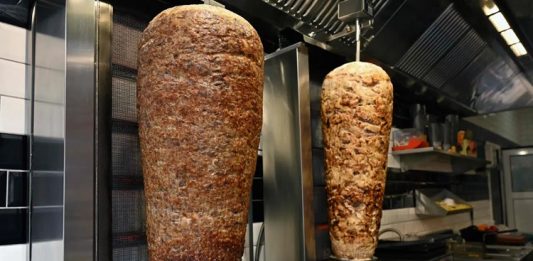 Türkiye’nin en sevilen lezzetleri arasında yer alan Döner ve Kebap, yıllardır restoran sektörünün en güçlü iki alanı olarak dikkat çekiyor. Her iki yemek türü de hem yerel tüketiciler hem de yabancı turistler tarafından yoğun ilgi görürken restoranlar arasında önemli bir rekabet ortamı oluşturuyor. Özellikle büyük şehirlerde artan restoran sayısı, döner ve kebap işletmelerinin müşteri çekebilmek için farklı stratejiler geliştirmesine neden oluyor. Konulu bir haber görseli.