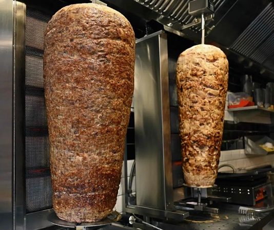 Türkiye’nin en sevilen lezzetleri arasında yer alan Döner ve Kebap, yıllardır restoran sektörünün en güçlü iki alanı olarak dikkat çekiyor. Her iki yemek türü de hem yerel tüketiciler hem de yabancı turistler tarafından yoğun ilgi görürken restoranlar arasında önemli bir rekabet ortamı oluşturuyor. Özellikle büyük şehirlerde artan restoran sayısı, döner ve kebap işletmelerinin müşteri çekebilmek için farklı stratejiler geliştirmesine neden oluyor. Konulu bir haber görseli.