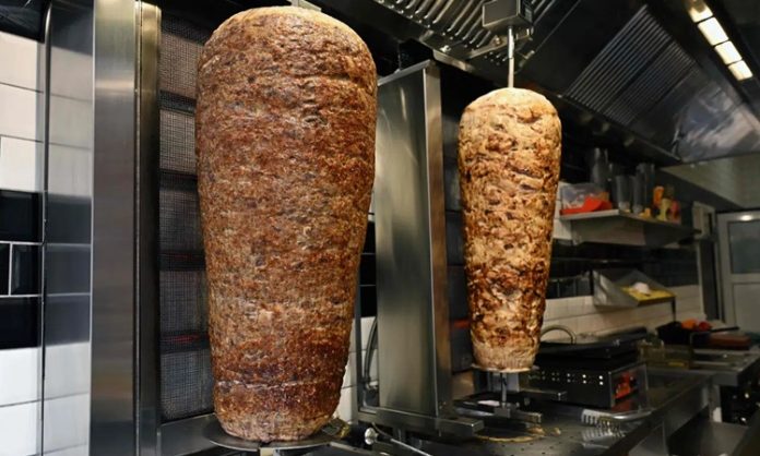 Türkiye’nin en sevilen lezzetleri arasında yer alan Döner ve Kebap, yıllardır restoran sektörünün en güçlü iki alanı olarak dikkat çekiyor. Her iki yemek türü de hem yerel tüketiciler hem de yabancı turistler tarafından yoğun ilgi görürken restoranlar arasında önemli bir rekabet ortamı oluşturuyor. Özellikle büyük şehirlerde artan restoran sayısı, döner ve kebap işletmelerinin müşteri çekebilmek için farklı stratejiler geliştirmesine neden oluyor. Konulu bir haber görseli.