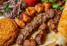 Türkiye’nin en önemli yemek kültürlerinden biri olan Kebap, son yıllarda yalnızca lezzetiyle değil artan menü fiyatlarıyla da gündemde yer alıyor. Özellikle restoran sektöründe yaşanan maliyet yükselişleri, kebap menülerinin fiyatlarına doğrudan yansımış durumda. Et maliyetlerinden enerji giderlerine kadar birçok ekonomik unsur, restoran işletmelerinin fiyat politikalarını yeniden şekillendirmesine neden oluyor. Konulu bir haber görseli.