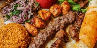 Türkiye’nin en önemli yemek kültürlerinden biri olan Kebap, son yıllarda yalnızca lezzetiyle değil artan menü fiyatlarıyla da gündemde yer alıyor. Özellikle restoran sektöründe yaşanan maliyet yükselişleri, kebap menülerinin fiyatlarına doğrudan yansımış durumda. Et maliyetlerinden enerji giderlerine kadar birçok ekonomik unsur, restoran işletmelerinin fiyat politikalarını yeniden şekillendirmesine neden oluyor. Konulu bir haber görseli.