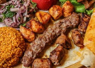 Türkiye’nin en önemli yemek kültürlerinden biri olan Kebap, son yıllarda yalnızca lezzetiyle değil artan menü fiyatlarıyla da gündemde yer alıyor. Özellikle restoran sektöründe yaşanan maliyet yükselişleri, kebap menülerinin fiyatlarına doğrudan yansımış durumda. Et maliyetlerinden enerji giderlerine kadar birçok ekonomik unsur, restoran işletmelerinin fiyat politikalarını yeniden şekillendirmesine neden oluyor. Konulu bir haber görseli.