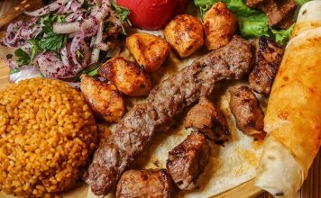 Türkiye’nin en önemli yemek kültürlerinden biri olan Kebap, son yıllarda yalnızca lezzetiyle değil artan menü fiyatlarıyla da gündemde yer alıyor. Özellikle restoran sektöründe yaşanan maliyet yükselişleri, kebap menülerinin fiyatlarına doğrudan yansımış durumda. Et maliyetlerinden enerji giderlerine kadar birçok ekonomik unsur, restoran işletmelerinin fiyat politikalarını yeniden şekillendirmesine neden oluyor. Konulu bir haber görseli.
