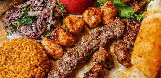 Türkiye’nin en önemli yemek kültürlerinden biri olan Kebap, son yıllarda yalnızca lezzetiyle değil artan menü fiyatlarıyla da gündemde yer alıyor. Özellikle restoran sektöründe yaşanan maliyet yükselişleri, kebap menülerinin fiyatlarına doğrudan yansımış durumda. Et maliyetlerinden enerji giderlerine kadar birçok ekonomik unsur, restoran işletmelerinin fiyat politikalarını yeniden şekillendirmesine neden oluyor. Konulu bir haber görseli.