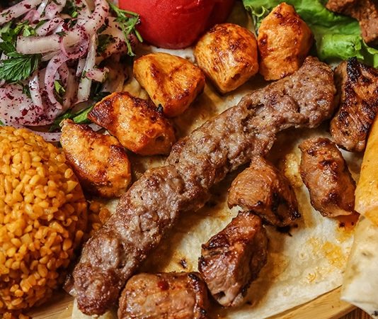 Türkiye’nin en önemli yemek kültürlerinden biri olan Kebap, son yıllarda yalnızca lezzetiyle değil artan menü fiyatlarıyla da gündemde yer alıyor. Özellikle restoran sektöründe yaşanan maliyet yükselişleri, kebap menülerinin fiyatlarına doğrudan yansımış durumda. Et maliyetlerinden enerji giderlerine kadar birçok ekonomik unsur, restoran işletmelerinin fiyat politikalarını yeniden şekillendirmesine neden oluyor. Konulu bir haber görseli.