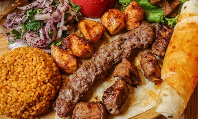 Türkiye’nin en önemli yemek kültürlerinden biri olan Kebap, son yıllarda yalnızca lezzetiyle değil artan menü fiyatlarıyla da gündemde yer alıyor. Özellikle restoran sektöründe yaşanan maliyet yükselişleri, kebap menülerinin fiyatlarına doğrudan yansımış durumda. Et maliyetlerinden enerji giderlerine kadar birçok ekonomik unsur, restoran işletmelerinin fiyat politikalarını yeniden şekillendirmesine neden oluyor. Konulu bir haber görseli.