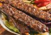 Türk mutfağının en köklü yemeklerinden biri olan Kebap, yalnızca Türkiye’de değil dünyanın birçok ülkesinde büyük ilgi gören özel bir lezzet olarak bilinir. Yüzyıllardır Anadolu, Orta Doğu ve Mezopotamya kültürünün etkisiyle gelişen bu yemek, farklı pişirme teknikleri ve yöresel tariflerle günümüze kadar ulaşmıştır. Özellikle etin odun ateşinde ya da közde pişirilmesiyle hazırlanan Kebap, kendine özgü aroması sayesinde dünya gastronomisinde önemli bir yere sahiptir. Konulu bir haber görseli.