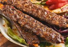 Türk mutfağının en köklü yemeklerinden biri olan Kebap, yalnızca Türkiye’de değil dünyanın birçok ülkesinde büyük ilgi gören özel bir lezzet olarak bilinir. Yüzyıllardır Anadolu, Orta Doğu ve Mezopotamya kültürünün etkisiyle gelişen bu yemek, farklı pişirme teknikleri ve yöresel tariflerle günümüze kadar ulaşmıştır. Özellikle etin odun ateşinde ya da közde pişirilmesiyle hazırlanan Kebap, kendine özgü aroması sayesinde dünya gastronomisinde önemli bir yere sahiptir. Konulu bir haber görseli.