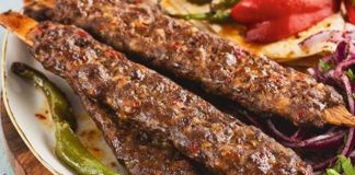 Türk mutfağının en köklü yemeklerinden biri olan Kebap, yalnızca Türkiye’de değil dünyanın birçok ülkesinde büyük ilgi gören özel bir lezzet olarak bilinir. Yüzyıllardır Anadolu, Orta Doğu ve Mezopotamya kültürünün etkisiyle gelişen bu yemek, farklı pişirme teknikleri ve yöresel tariflerle günümüze kadar ulaşmıştır. Özellikle etin odun ateşinde ya da közde pişirilmesiyle hazırlanan Kebap, kendine özgü aroması sayesinde dünya gastronomisinde önemli bir yere sahiptir. Konulu bir haber görseli.