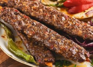 Türk mutfağının en köklü yemeklerinden biri olan Kebap, yalnızca Türkiye’de değil dünyanın birçok ülkesinde büyük ilgi gören özel bir lezzet olarak bilinir. Yüzyıllardır Anadolu, Orta Doğu ve Mezopotamya kültürünün etkisiyle gelişen bu yemek, farklı pişirme teknikleri ve yöresel tariflerle günümüze kadar ulaşmıştır. Özellikle etin odun ateşinde ya da közde pişirilmesiyle hazırlanan Kebap, kendine özgü aroması sayesinde dünya gastronomisinde önemli bir yere sahiptir. Konulu bir haber görseli.