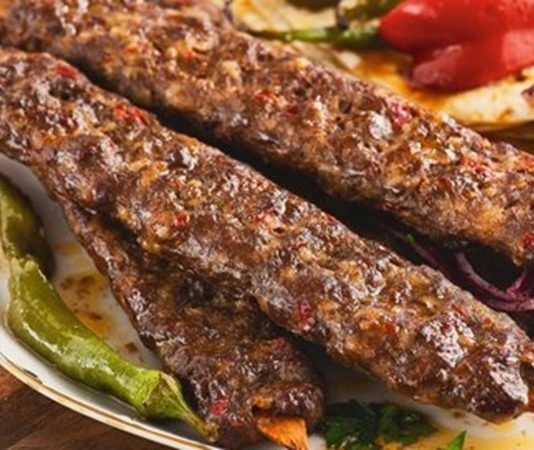 Türk mutfağının en köklü yemeklerinden biri olan Kebap, yalnızca Türkiye’de değil dünyanın birçok ülkesinde büyük ilgi gören özel bir lezzet olarak bilinir. Yüzyıllardır Anadolu, Orta Doğu ve Mezopotamya kültürünün etkisiyle gelişen bu yemek, farklı pişirme teknikleri ve yöresel tariflerle günümüze kadar ulaşmıştır. Özellikle etin odun ateşinde ya da közde pişirilmesiyle hazırlanan Kebap, kendine özgü aroması sayesinde dünya gastronomisinde önemli bir yere sahiptir. Konulu bir haber görseli.
