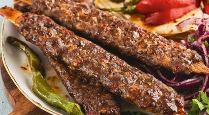 Türk mutfağının en köklü yemeklerinden biri olan Kebap, yalnızca Türkiye’de değil dünyanın birçok ülkesinde büyük ilgi gören özel bir lezzet olarak bilinir. Yüzyıllardır Anadolu, Orta Doğu ve Mezopotamya kültürünün etkisiyle gelişen bu yemek, farklı pişirme teknikleri ve yöresel tariflerle günümüze kadar ulaşmıştır. Özellikle etin odun ateşinde ya da közde pişirilmesiyle hazırlanan Kebap, kendine özgü aroması sayesinde dünya gastronomisinde önemli bir yere sahiptir. Konulu bir haber görseli.