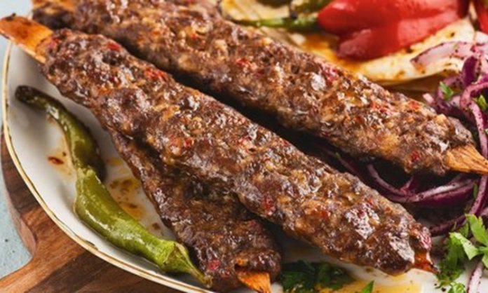 Türk mutfağının en köklü yemeklerinden biri olan Kebap, yalnızca Türkiye’de değil dünyanın birçok ülkesinde büyük ilgi gören özel bir lezzet olarak bilinir. Yüzyıllardır Anadolu, Orta Doğu ve Mezopotamya kültürünün etkisiyle gelişen bu yemek, farklı pişirme teknikleri ve yöresel tariflerle günümüze kadar ulaşmıştır. Özellikle etin odun ateşinde ya da közde pişirilmesiyle hazırlanan Kebap, kendine özgü aroması sayesinde dünya gastronomisinde önemli bir yere sahiptir. Konulu bir haber görseli.