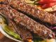 Türk mutfağının en köklü yemeklerinden biri olan Kebap, yalnızca Türkiye’de değil dünyanın birçok ülkesinde büyük ilgi gören özel bir lezzet olarak bilinir. Yüzyıllardır Anadolu, Orta Doğu ve Mezopotamya kültürünün etkisiyle gelişen bu yemek, farklı pişirme teknikleri ve yöresel tariflerle günümüze kadar ulaşmıştır. Özellikle etin odun ateşinde ya da közde pişirilmesiyle hazırlanan Kebap, kendine özgü aroması sayesinde dünya gastronomisinde önemli bir yere sahiptir. Konulu bir haber görseli.