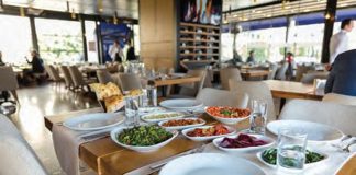Türkiye’nin en önemli gastronomi kültürlerinden biri olan Kebap, son yıllarda yalnızca lezzetiyle değil fiyat değişimleriyle de dikkat çekiyor. Özellikle artan gıda maliyetleri, et fiyatları ve işletme giderleri, kebap restoranlarının menü fiyatlarını doğrudan etkiliyor. Büyük şehirlerden küçük işletmelere kadar birçok restoran, değişen ekonomik koşullara göre fiyat politikalarını yeniden belirlemek zorunda kalıyor. Konulu bir haber görseli.