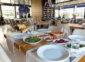 Türkiye’nin en önemli gastronomi kültürlerinden biri olan Kebap, son yıllarda yalnızca lezzetiyle değil fiyat değişimleriyle de dikkat çekiyor. Özellikle artan gıda maliyetleri, et fiyatları ve işletme giderleri, kebap restoranlarının menü fiyatlarını doğrudan etkiliyor. Büyük şehirlerden küçük işletmelere kadar birçok restoran, değişen ekonomik koşullara göre fiyat politikalarını yeniden belirlemek zorunda kalıyor. Konulu bir haber görseli.