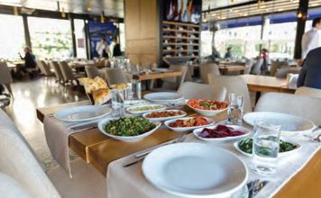 Türkiye’nin en önemli gastronomi kültürlerinden biri olan Kebap, son yıllarda yalnızca lezzetiyle değil fiyat değişimleriyle de dikkat çekiyor. Özellikle artan gıda maliyetleri, et fiyatları ve işletme giderleri, kebap restoranlarının menü fiyatlarını doğrudan etkiliyor. Büyük şehirlerden küçük işletmelere kadar birçok restoran, değişen ekonomik koşullara göre fiyat politikalarını yeniden belirlemek zorunda kalıyor. Konulu bir haber görseli.