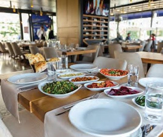 Türkiye’nin en önemli gastronomi kültürlerinden biri olan Kebap, son yıllarda yalnızca lezzetiyle değil fiyat değişimleriyle de dikkat çekiyor. Özellikle artan gıda maliyetleri, et fiyatları ve işletme giderleri, kebap restoranlarının menü fiyatlarını doğrudan etkiliyor. Büyük şehirlerden küçük işletmelere kadar birçok restoran, değişen ekonomik koşullara göre fiyat politikalarını yeniden belirlemek zorunda kalıyor. Konulu bir haber görseli.