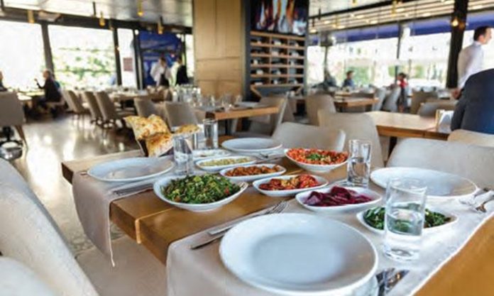 Türkiye’nin en önemli gastronomi kültürlerinden biri olan Kebap, son yıllarda yalnızca lezzetiyle değil fiyat değişimleriyle de dikkat çekiyor. Özellikle artan gıda maliyetleri, et fiyatları ve işletme giderleri, kebap restoranlarının menü fiyatlarını doğrudan etkiliyor. Büyük şehirlerden küçük işletmelere kadar birçok restoran, değişen ekonomik koşullara göre fiyat politikalarını yeniden belirlemek zorunda kalıyor. Konulu bir haber görseli.