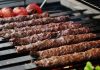 Türkiye’nin en güçlü gastronomi alanlarından biri olan Kebap Sektörü, son yıllarda artan maliyetler nedeniyle önemli ekonomik değişimlerle karşı karşıya kalıyor. Özellikle et fiyatları, enerji giderleri ve işletme maliyetlerindeki yükseliş, kebap restoranlarının fiyat politikalarını doğrudan etkiliyor. Geleneksel lezzet anlayışını korumaya çalışan işletmeler ise artan maliyetlere rağmen kalite standartlarını sürdürmeye çalışıyor. Konulu bir haber görseli.