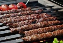 Türkiye’nin en güçlü gastronomi alanlarından biri olan Kebap Sektörü, son yıllarda artan maliyetler nedeniyle önemli ekonomik değişimlerle karşı karşıya kalıyor. Özellikle et fiyatları, enerji giderleri ve işletme maliyetlerindeki yükseliş, kebap restoranlarının fiyat politikalarını doğrudan etkiliyor. Geleneksel lezzet anlayışını korumaya çalışan işletmeler ise artan maliyetlere rağmen kalite standartlarını sürdürmeye çalışıyor. Konulu bir haber görseli.