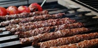 Türkiye’nin en güçlü gastronomi alanlarından biri olan Kebap Sektörü, son yıllarda artan maliyetler nedeniyle önemli ekonomik değişimlerle karşı karşıya kalıyor. Özellikle et fiyatları, enerji giderleri ve işletme maliyetlerindeki yükseliş, kebap restoranlarının fiyat politikalarını doğrudan etkiliyor. Geleneksel lezzet anlayışını korumaya çalışan işletmeler ise artan maliyetlere rağmen kalite standartlarını sürdürmeye çalışıyor. Konulu bir haber görseli.