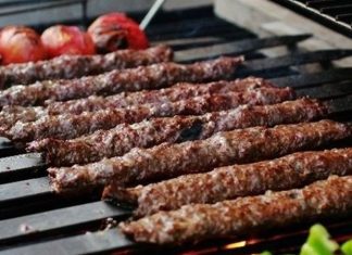 Türkiye’nin en güçlü gastronomi alanlarından biri olan Kebap Sektörü, son yıllarda artan maliyetler nedeniyle önemli ekonomik değişimlerle karşı karşıya kalıyor. Özellikle et fiyatları, enerji giderleri ve işletme maliyetlerindeki yükseliş, kebap restoranlarının fiyat politikalarını doğrudan etkiliyor. Geleneksel lezzet anlayışını korumaya çalışan işletmeler ise artan maliyetlere rağmen kalite standartlarını sürdürmeye çalışıyor. Konulu bir haber görseli.