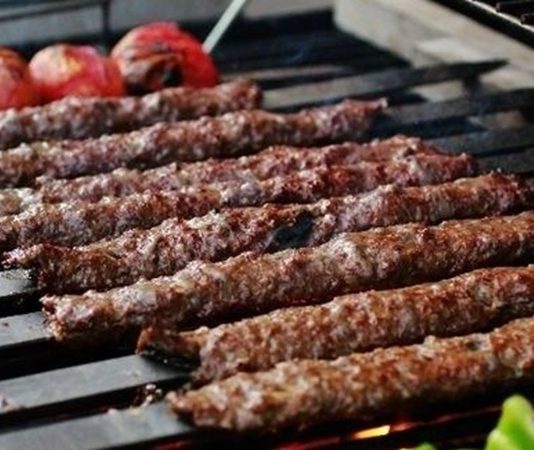 Türkiye’nin en güçlü gastronomi alanlarından biri olan Kebap Sektörü, son yıllarda artan maliyetler nedeniyle önemli ekonomik değişimlerle karşı karşıya kalıyor. Özellikle et fiyatları, enerji giderleri ve işletme maliyetlerindeki yükseliş, kebap restoranlarının fiyat politikalarını doğrudan etkiliyor. Geleneksel lezzet anlayışını korumaya çalışan işletmeler ise artan maliyetlere rağmen kalite standartlarını sürdürmeye çalışıyor. Konulu bir haber görseli.