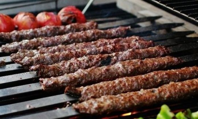 Türkiye’nin en güçlü gastronomi alanlarından biri olan Kebap Sektörü, son yıllarda artan maliyetler nedeniyle önemli ekonomik değişimlerle karşı karşıya kalıyor. Özellikle et fiyatları, enerji giderleri ve işletme maliyetlerindeki yükseliş, kebap restoranlarının fiyat politikalarını doğrudan etkiliyor. Geleneksel lezzet anlayışını korumaya çalışan işletmeler ise artan maliyetlere rağmen kalite standartlarını sürdürmeye çalışıyor. Konulu bir haber görseli.