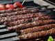 Türkiye’nin en güçlü gastronomi alanlarından biri olan Kebap Sektörü, son yıllarda artan maliyetler nedeniyle önemli ekonomik değişimlerle karşı karşıya kalıyor. Özellikle et fiyatları, enerji giderleri ve işletme maliyetlerindeki yükseliş, kebap restoranlarının fiyat politikalarını doğrudan etkiliyor. Geleneksel lezzet anlayışını korumaya çalışan işletmeler ise artan maliyetlere rağmen kalite standartlarını sürdürmeye çalışıyor. Konulu bir haber görseli.
