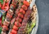 Türkiye’nin en önemli yemek kültürlerinden biri olan Kebap, yalnızca gastronomi dünyasının değil aynı zamanda küçük esnaf ekonomisinin de önemli parçalarından biri olarak dikkat çekiyor. Ancak son yıllarda yaşanan ekonomik gelişmeler, kebapçı esnafının birçok farklı sorunla karşı karşıya kalmasına neden oldu. Artan maliyetler, yükselen kira giderleri ve değişen müşteri alışkanlıkları, özellikle küçük işletmeler için süreci daha zor hale getiriyor. Konulu bir haber görseli.