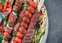 Türkiye’nin en önemli yemek kültürlerinden biri olan Kebap, yalnızca gastronomi dünyasının değil aynı zamanda küçük esnaf ekonomisinin de önemli parçalarından biri olarak dikkat çekiyor. Ancak son yıllarda yaşanan ekonomik gelişmeler, kebapçı esnafının birçok farklı sorunla karşı karşıya kalmasına neden oldu. Artan maliyetler, yükselen kira giderleri ve değişen müşteri alışkanlıkları, özellikle küçük işletmeler için süreci daha zor hale getiriyor. Konulu bir haber görseli.