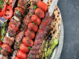 Türkiye’nin en önemli yemek kültürlerinden biri olan Kebap, yalnızca gastronomi dünyasının değil aynı zamanda küçük esnaf ekonomisinin de önemli parçalarından biri olarak dikkat çekiyor. Ancak son yıllarda yaşanan ekonomik gelişmeler, kebapçı esnafının birçok farklı sorunla karşı karşıya kalmasına neden oldu. Artan maliyetler, yükselen kira giderleri ve değişen müşteri alışkanlıkları, özellikle küçük işletmeler için süreci daha zor hale getiriyor. Konulu bir haber görseli.