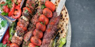 Türkiye’nin en önemli yemek kültürlerinden biri olan Kebap, yalnızca gastronomi dünyasının değil aynı zamanda küçük esnaf ekonomisinin de önemli parçalarından biri olarak dikkat çekiyor. Ancak son yıllarda yaşanan ekonomik gelişmeler, kebapçı esnafının birçok farklı sorunla karşı karşıya kalmasına neden oldu. Artan maliyetler, yükselen kira giderleri ve değişen müşteri alışkanlıkları, özellikle küçük işletmeler için süreci daha zor hale getiriyor. Konulu bir haber görseli.