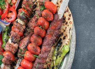 Türkiye’nin en önemli yemek kültürlerinden biri olan Kebap, yalnızca gastronomi dünyasının değil aynı zamanda küçük esnaf ekonomisinin de önemli parçalarından biri olarak dikkat çekiyor. Ancak son yıllarda yaşanan ekonomik gelişmeler, kebapçı esnafının birçok farklı sorunla karşı karşıya kalmasına neden oldu. Artan maliyetler, yükselen kira giderleri ve değişen müşteri alışkanlıkları, özellikle küçük işletmeler için süreci daha zor hale getiriyor. Konulu bir haber görseli.