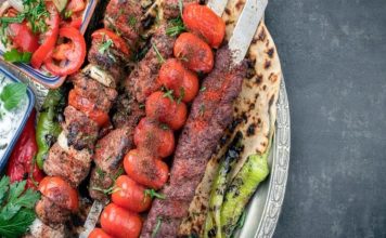 Türkiye’nin en önemli yemek kültürlerinden biri olan Kebap, yalnızca gastronomi dünyasının değil aynı zamanda küçük esnaf ekonomisinin de önemli parçalarından biri olarak dikkat çekiyor. Ancak son yıllarda yaşanan ekonomik gelişmeler, kebapçı esnafının birçok farklı sorunla karşı karşıya kalmasına neden oldu. Artan maliyetler, yükselen kira giderleri ve değişen müşteri alışkanlıkları, özellikle küçük işletmeler için süreci daha zor hale getiriyor. Konulu bir haber görseli.