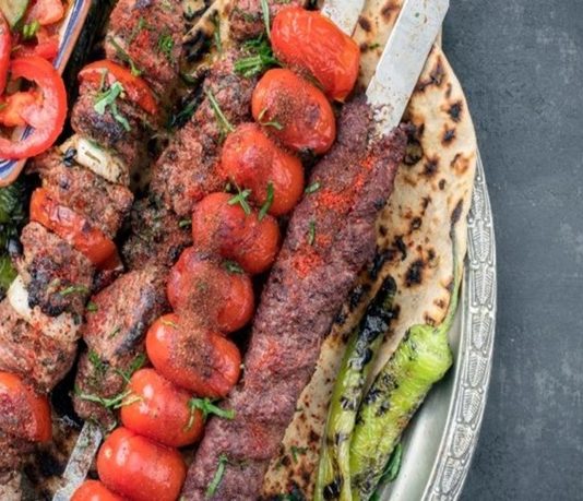 Türkiye’nin en önemli yemek kültürlerinden biri olan Kebap, yalnızca gastronomi dünyasının değil aynı zamanda küçük esnaf ekonomisinin de önemli parçalarından biri olarak dikkat çekiyor. Ancak son yıllarda yaşanan ekonomik gelişmeler, kebapçı esnafının birçok farklı sorunla karşı karşıya kalmasına neden oldu. Artan maliyetler, yükselen kira giderleri ve değişen müşteri alışkanlıkları, özellikle küçük işletmeler için süreci daha zor hale getiriyor. Konulu bir haber görseli.