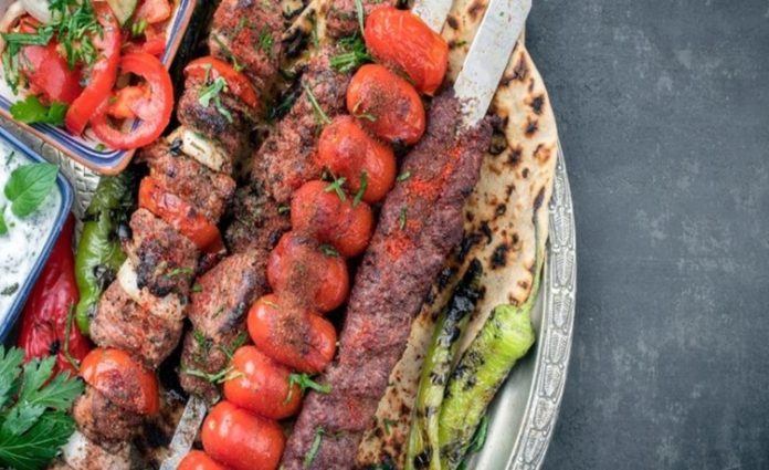 Türkiye’nin en önemli yemek kültürlerinden biri olan Kebap, yalnızca gastronomi dünyasının değil aynı zamanda küçük esnaf ekonomisinin de önemli parçalarından biri olarak dikkat çekiyor. Ancak son yıllarda yaşanan ekonomik gelişmeler, kebapçı esnafının birçok farklı sorunla karşı karşıya kalmasına neden oldu. Artan maliyetler, yükselen kira giderleri ve değişen müşteri alışkanlıkları, özellikle küçük işletmeler için süreci daha zor hale getiriyor. Konulu bir haber görseli.