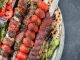 Türkiye’nin en önemli yemek kültürlerinden biri olan Kebap, yalnızca gastronomi dünyasının değil aynı zamanda küçük esnaf ekonomisinin de önemli parçalarından biri olarak dikkat çekiyor. Ancak son yıllarda yaşanan ekonomik gelişmeler, kebapçı esnafının birçok farklı sorunla karşı karşıya kalmasına neden oldu. Artan maliyetler, yükselen kira giderleri ve değişen müşteri alışkanlıkları, özellikle küçük işletmeler için süreci daha zor hale getiriyor. Konulu bir haber görseli.